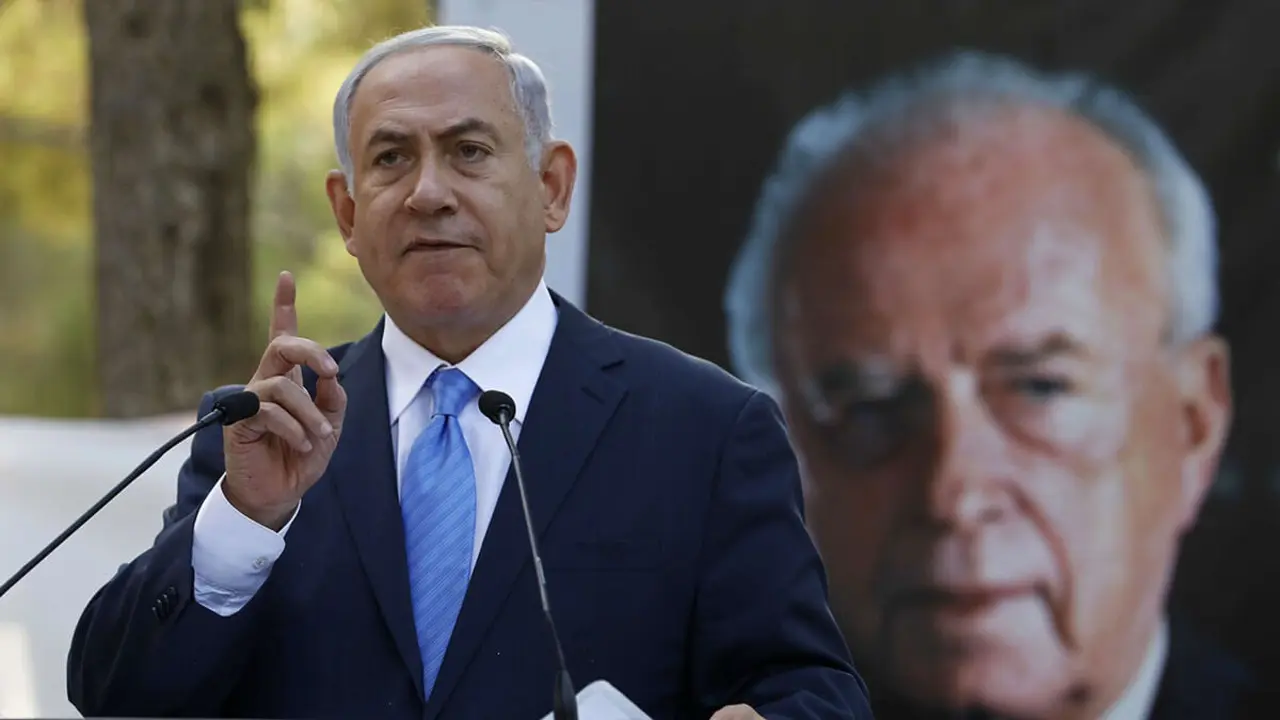 Benjamín Netanyahu habla en una ceremonia en memoria del fallecido primer ministro Isaac Rabin en el cementerio militar de Monte Herzl, cuando se cumple el 22 aniversario del asesinato de Rabin por un asesino judío ultranacionalista - PHOTO/RONEN ZVULUN via AP