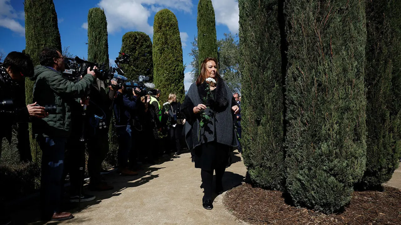 <p>Maite Araluce, presidenta de la Asociación de Víctimas del Terrorismo (AVT), sostiene una flor mientras rinde homenaje a las víctimas de los atentados del 11 de marzo de 2004 en los trenes, en el 20º aniversario, en el parque del Retiro en Madrid, España, el 11 de marzo de 2024 - REUTERS/JUAN MEDINA&nbsp;</p>
