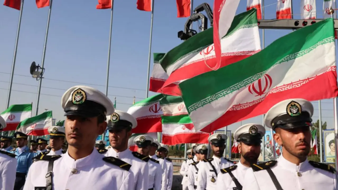 Soldados de una unidad del ejército iraní marchan durante el desfile militar anual que conmemora el aniversario del inicio de la guerra de 1980-1988 contra el Irak de Sadam Husein, en Teherán, el 21 de septiembre de 2024 - PHOTO/AFP&nbsp;