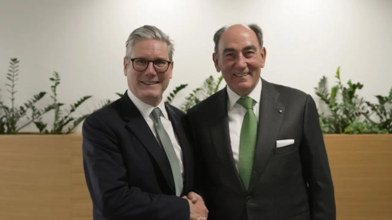 <p>Ignacio Galán, presidente de Iberdrola, junto al primer ministro británico, Keir Starmer, en la Cumbre Internacional de Inversión</p>
