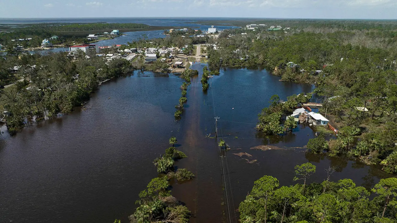 Calle inundada después de que el huracán Helene tocara tierra en Steinhatchee, Florida - AFP/RICARDO ARDUENGO