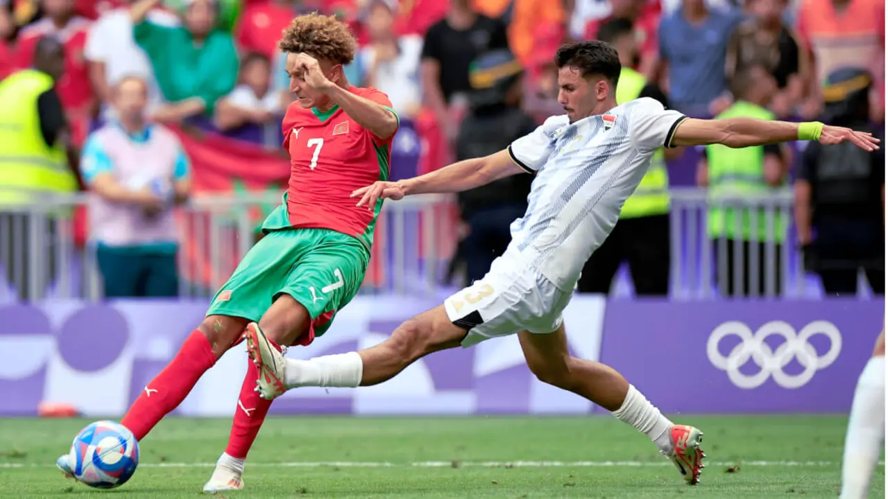 El delantero marroquí Eliesse Ben Seghir (I) chuta el balón delante del defensa iraquí Hussein Ali en el partido de fútbol masculino del grupo B entre Marruecos e Irak durante los Juegos Olímpicos de París 2024 en el Estadio de Niza en Niza - PHOTO / VALERY HACHE / AFP
