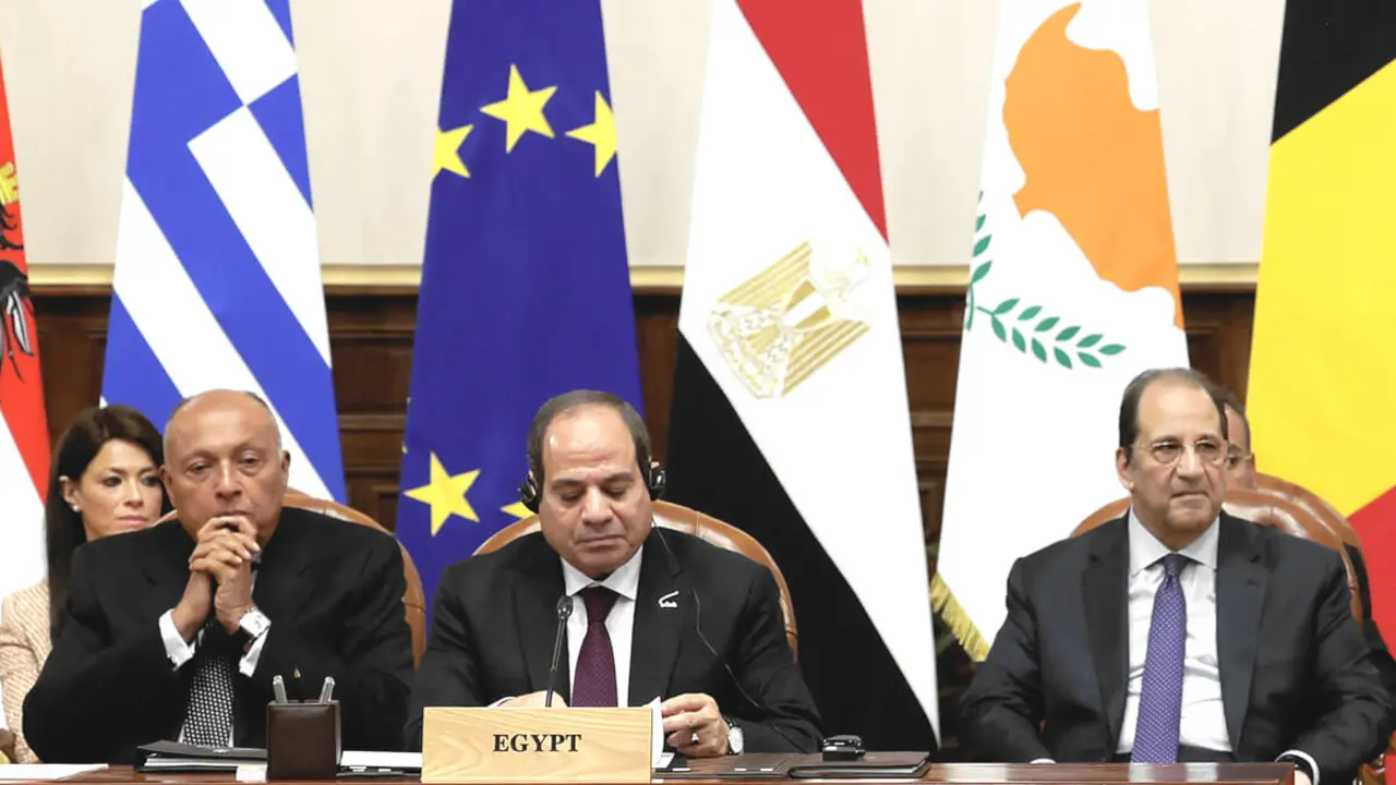 En esta imagen facilitada por la Oficina de Prensa e Información del Gobierno chipriota se ve al presidente de Egipto, Abdel Fattah Al-Sisi (2º dcha.), a su jefe de Inteligencia, Abbas Kamel (dcha.), al exministro de Asuntos Exteriores, Sameh Shoukry (2º izq.), y a la ministra de Cooperación Internacional, Rania Al-Mashat (izq.) - PHOTO / STAVROS IOANNIDES / PIO / AFP