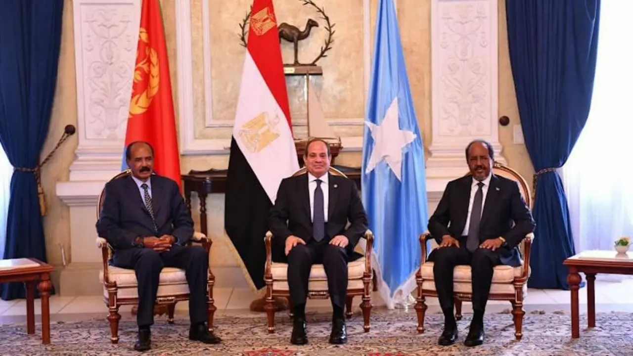 El presidente de Egipto, Abdel Fattah Al-Sisi, sentado con sus homólogos, el presidente somalí Sheikh Mohamud y el eritreo Isaias Afwerki, durante una cumbre en la capital eritrea, Asmara, el 10 de octubre de 2024 – PHOTO/Ministerio de Información eritreo