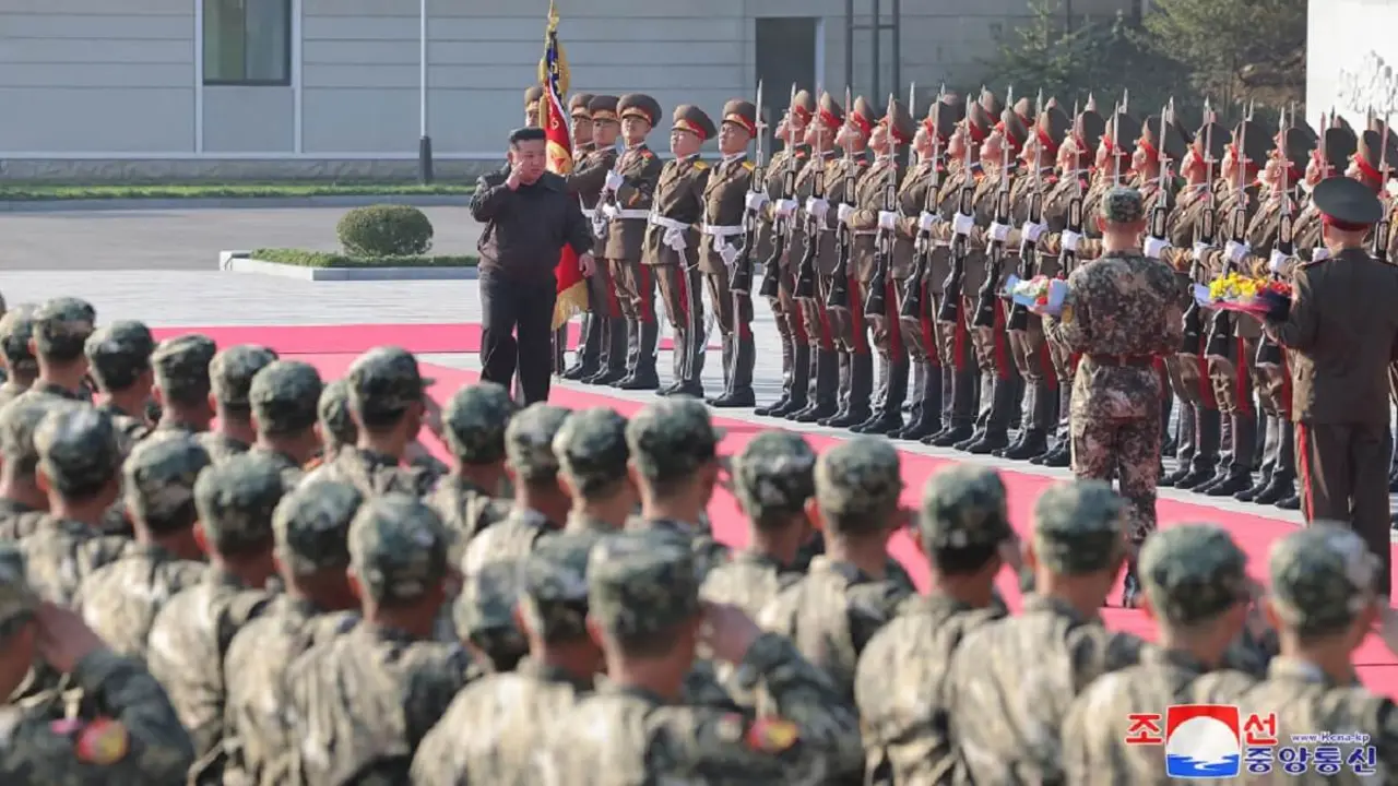 Esta foto tomada el 17 de octubre de 2024 y difundida por la Agencia Central de Noticias de Corea del Norte (KCNA) vía KNS el 18 de octubre de 2024 muestra al líder norcoreano Kim Jong Un (C) visitando el mando del 2º Cuerpo del Ejército Popular de Corea, en un lugar no revelado de Corea del Norte - AFP PHOTO/KCNA VIA KNS/AFP