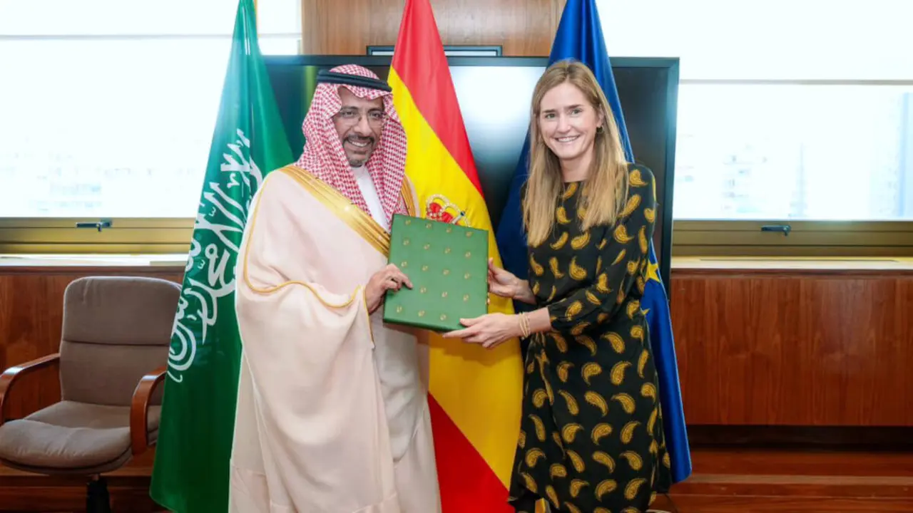 El ministro de turismo, Bandar Alkhorayef, con la secretaria de Estado de Energía, Sara Aagesen Muñoz - PHOTO/REDES SOCIALES