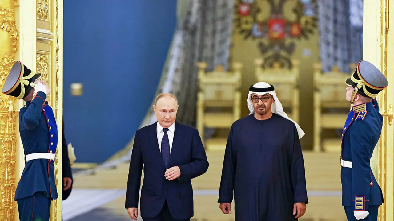 <p>El presidente de Rusia, Vladimir Putin, y el presidente de los Emiratos Árabes Unidos, el jeque Mohamed bin Zayed Al Nahyan, llegan a una reunión en el Kremlin en Moscú - AFP/ EVGENIA NOVOZHENINA</p>
