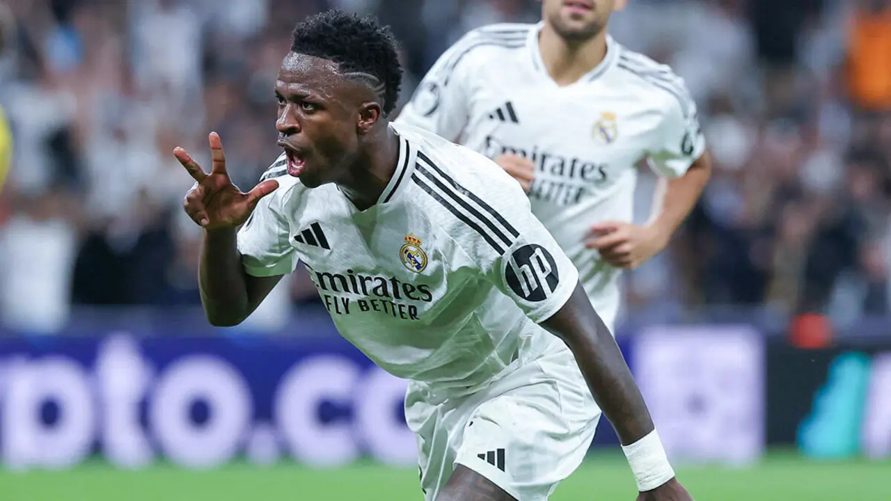 <p>Vinicius Junior celebra un hat-trick y el quinto gol de su equipo durante el partido de fútbol de la jornada 3 de la fase de liga de la UEFA Champions League entre el Real Madrid CF y el Borussia Dortmund en el estadio Santiago Bernabéu, en Madrid el 22 de octubre de 2024 - AFP/THOMAS COEX&nbsp;</p>
