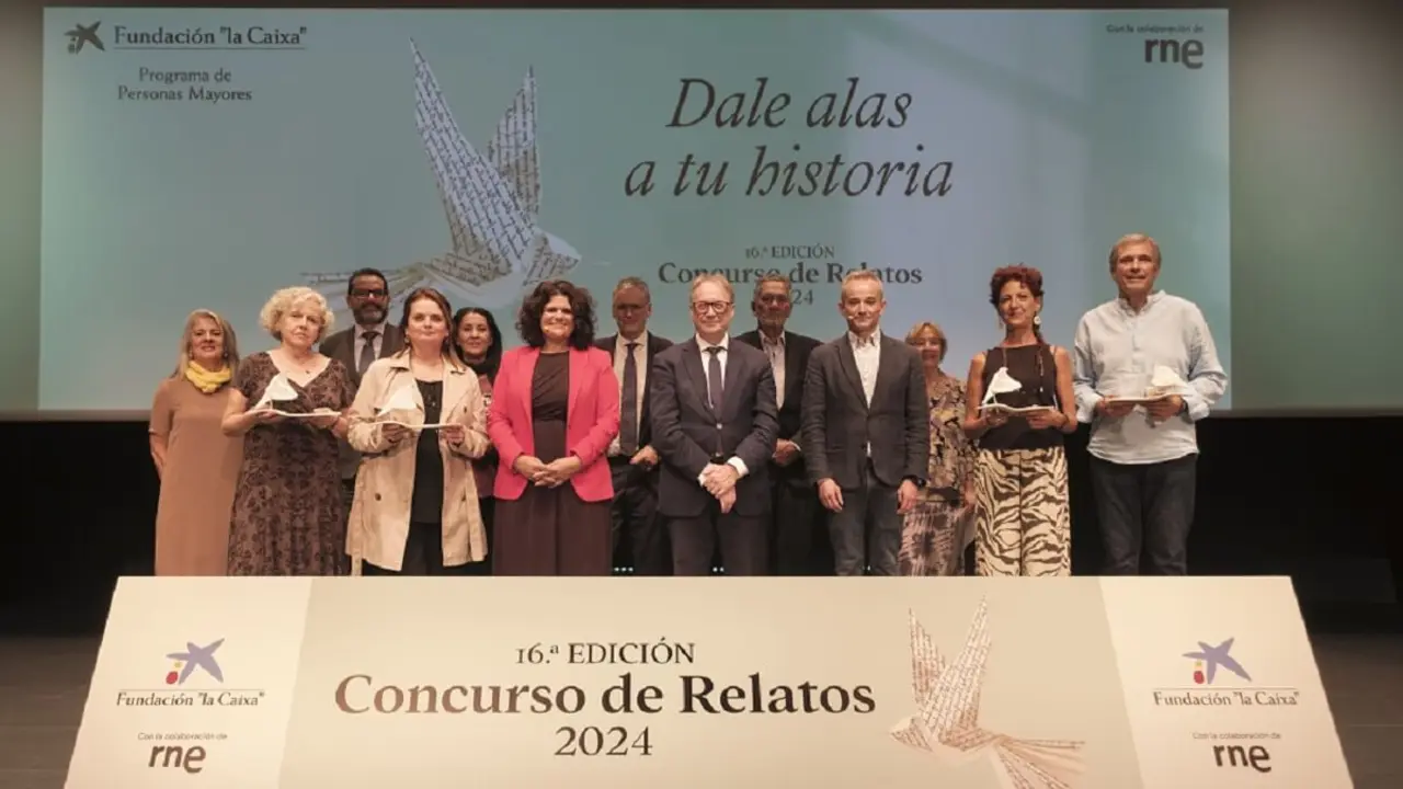 Marc Simón, subdirector general de la Fundación ”la Caixa”, y Rocío Barragán, directora general de Personas Mayores de la Junta de Andalucía, con los ganadores del XVI Concurso de Relatos Escritos por Personas Mayores - © Fundación "la Caixa"