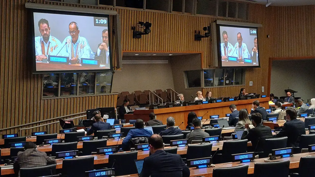 Vïctimas de violaciones de Derechos Humanos en Tinduf relatando su testimonio en la IV Comisión-