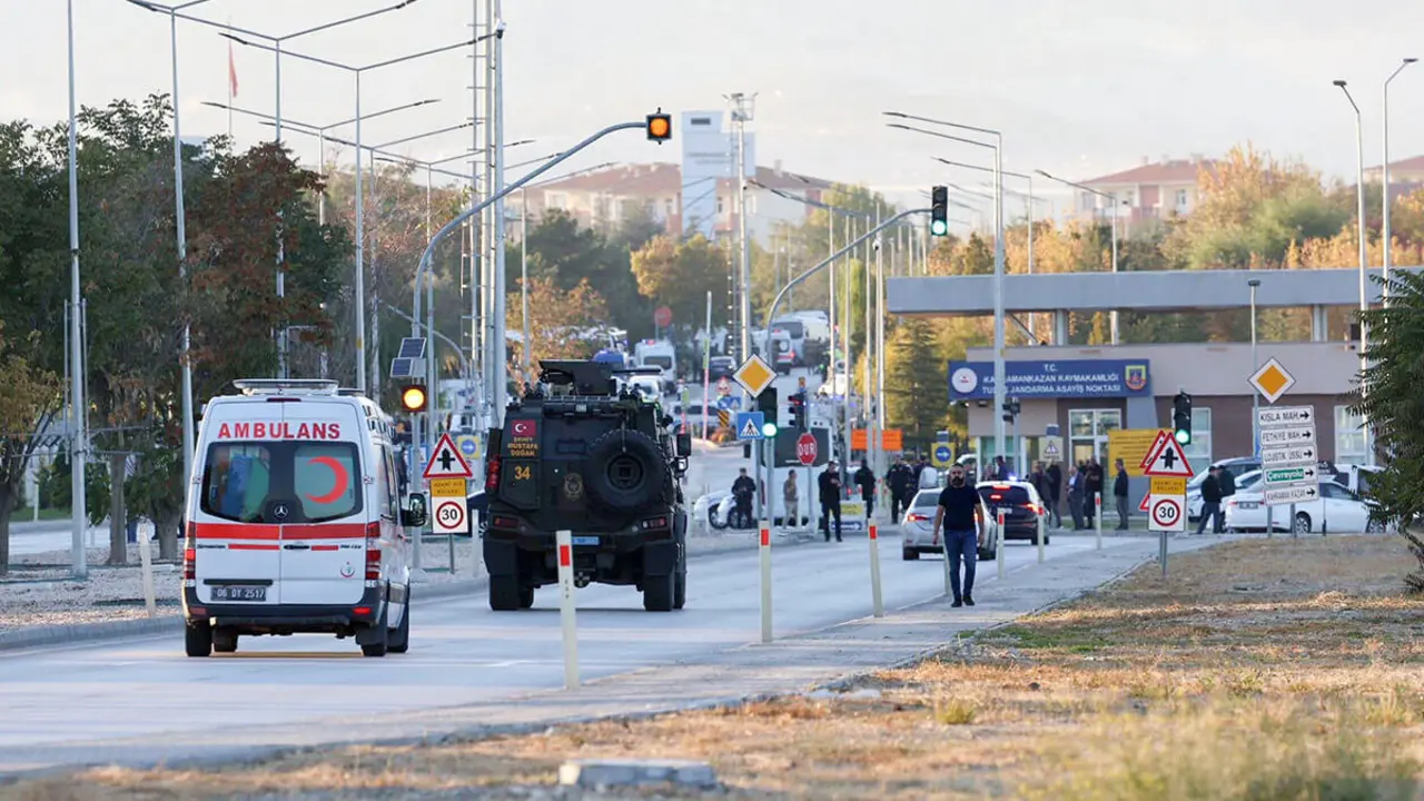 Un vehículo blindado de transporte de personal y una ambulancia al norte de Ankara cerca de la puerta de la Industria Aeroespacial Turca (TAI) después de que una gran explosión fuera de la sede dejara varias personas muertas y heridas - AFP/ ADEM ALTAN
