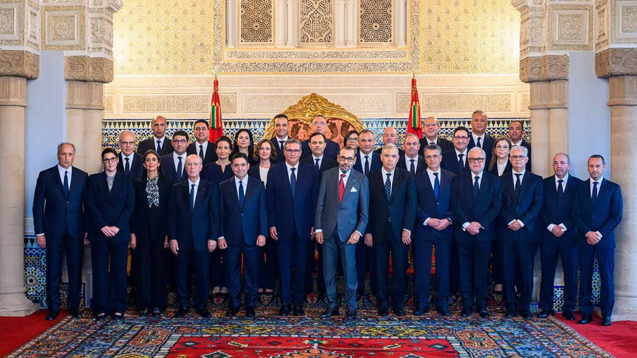 El rey Mohamed VI recibe, en la Sala del Trono del Palacio Real de Rabat, al jefe de Gobierno y a los miembros del Ejecutivo en su nueva versión tras la reestructuración de la arquitectura gubernamental - PHOTO/MAP