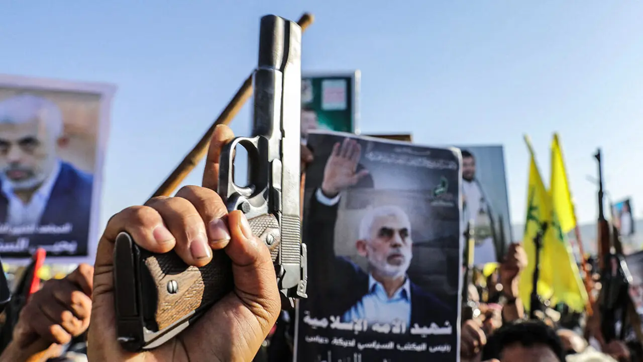 <p>Una persona sostiene un arma mientras los manifestantes, principalmente partidarios de los hutíes, se reúnen para mostrar su apoyo a Hezbolá del Líbano y a los palestinos de la Franja de Gaza, en Saná, Yemen, el 18 de octubre de 2024 - REUTERS/KHALED ABDULLAH&