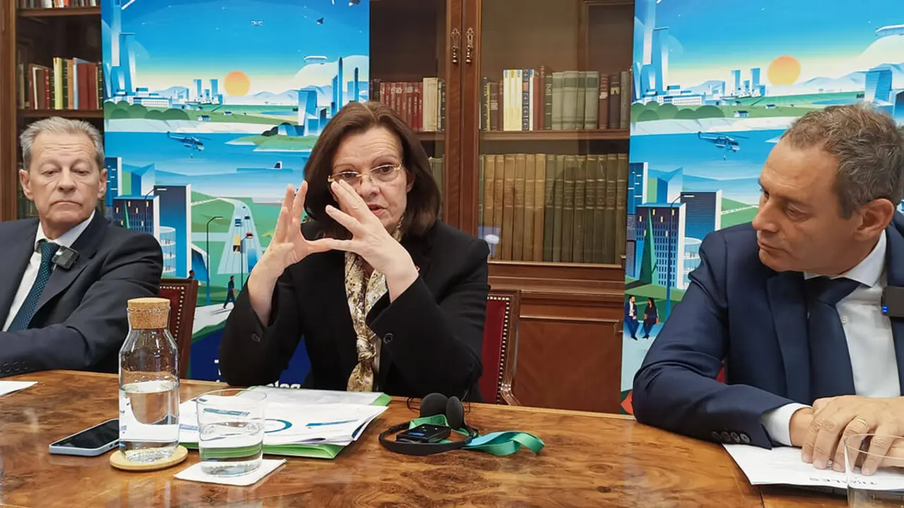 Pascale Sourisse es del parecer que Bruselas debería reforzar las fortalezas nacionales que cada estado ya posee. En imagen, en Madrid con los directores de Thales España y Europa, Jesús Sánchez Bargos y Marc Darmon (derecha) -&nbsp;PHOTO/JPons