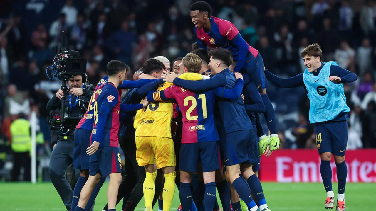 <p>Los jugadores del Barcelona celebran al final del partido de fútbol de la Liga española entre el Real Madrid CF y el FC Barcelona en el estadio Santiago Bernabéu de Madrid el 26 de octubre de 2024 - AFP/PIERRE PHILIPPE MARCOU&nbsp;</p>
