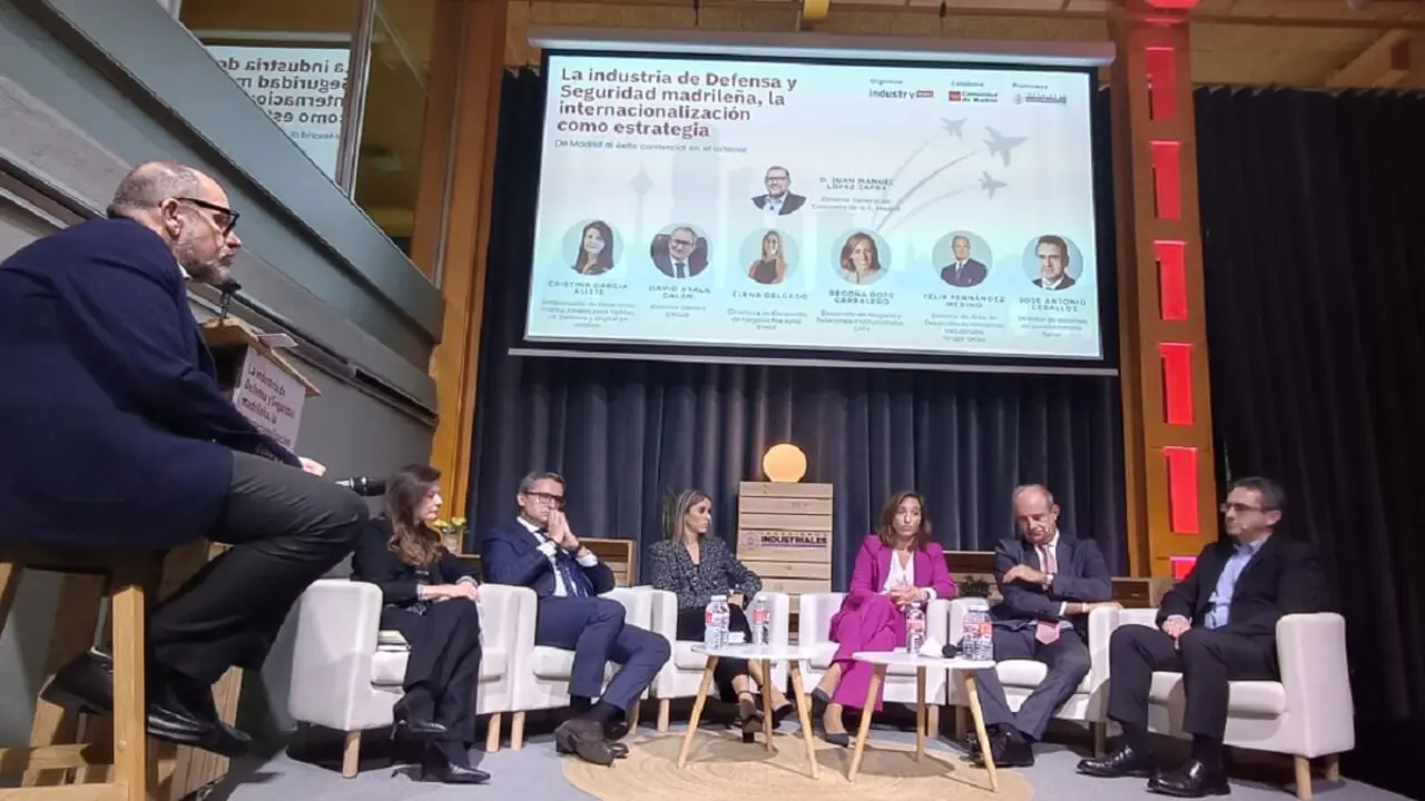 Directivos de Airbus, Einsa, Escribano, GMV, Grupo Oesia y Sener responden al director general de Economía de Madrid, Juan Manuel Lopez Zafra (izquierda), sobre la importancia de la internalización en sus respectivas empresas -&nbsp;PHOTO/JPons