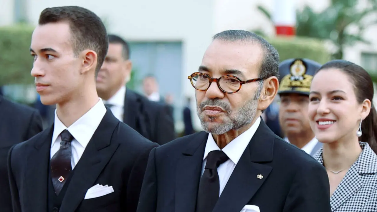 El rey de Marruecos, Mohamed VI, acompañado de su hijo el príncipe heredero, Moulay El Hassan - PHOTO/ LUDOVIC MARIN / POOL / AFP