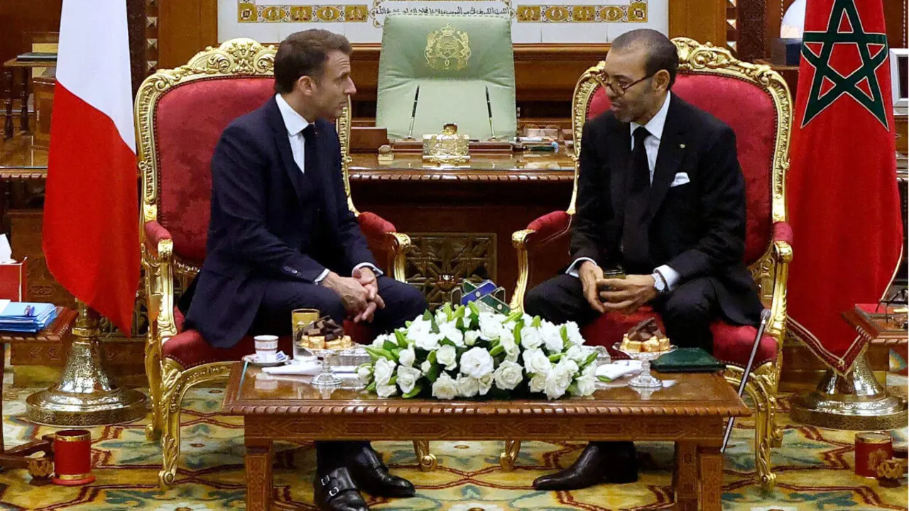 El rey de Marruecos, Mohamed VI, y el presidente de Francia, Emmanuel Macron se reúnen en el Palacio Real de la capital, Rabat, el 28 de octubre de 2024 - PHOTO/ LUDOVIC MARIN / POOL / AFP