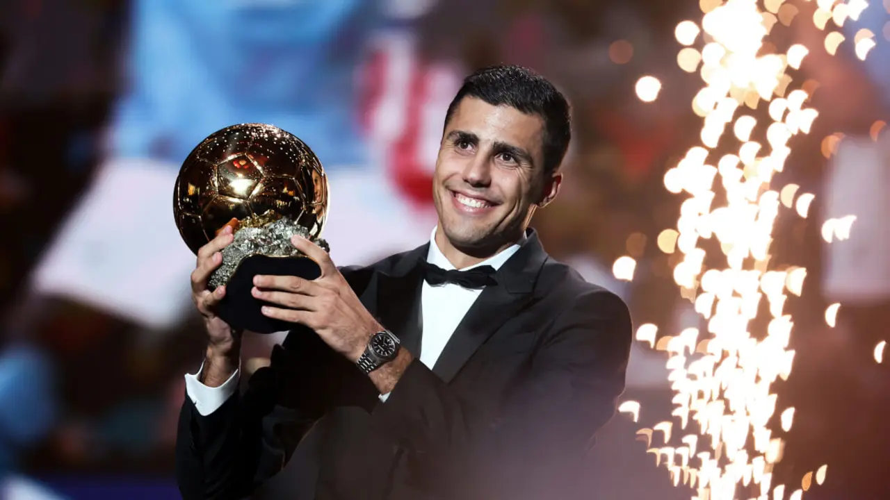 El centrocampista español del Manchester City, Rodri, recibe el premio Balón de Oro durante la ceremonia de entrega del Balón de Oro de Fútbol de Francia 2024 en el Teatro du Chatelet en París el 28 de octubre de 2024 - PHOTO / FRANCK FIFE / AFP