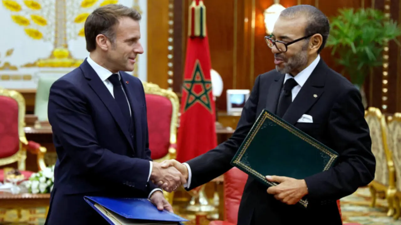 El rey de Marruecos, Mohamed VI, y el presidente de Francia, Emmanuel Macron estrechan la mano en durante la recepción en el Palacio Real de la capital, Rabat, el 28 de octubre de 2024&amp;nbsp;- PHOTO/ LUDOVIC MARIN / POOL / AFP