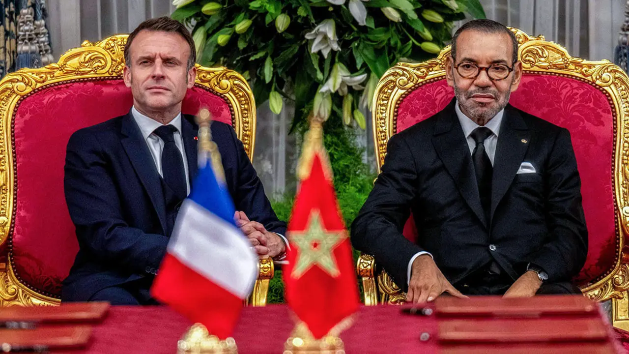El rey de Marruecos, Mohamed VI, y el presidente francés, Emmanuel Macron, asisten a una ceremonia de firma de acuerdos - AFP/AMMAR ABD RABBO