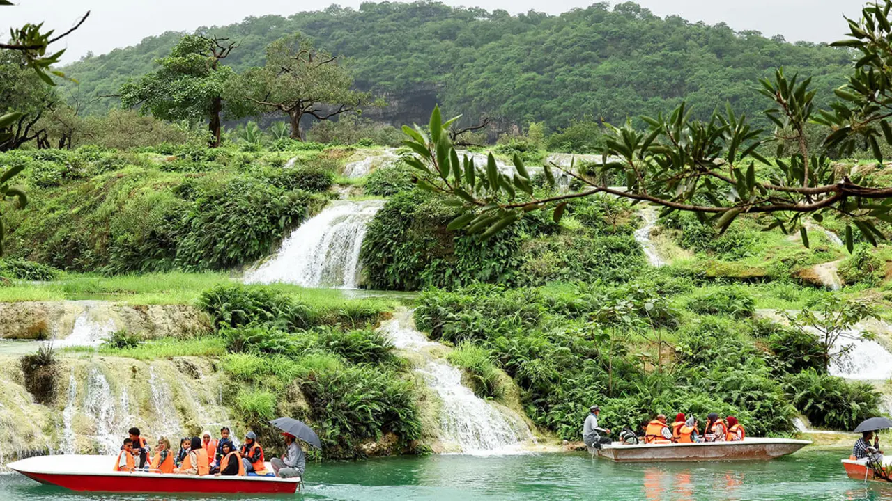 Cascada Wadi Darbat, durante la temporada Khareef Dhofar, en medio del clima cálido de la región, cerca de la ciudad de Salalah, que sirve como un oasis para los visitantes que pueden explorar el clima fresco de la ciudad y los exuberantes paisajes verdes, en la gobernación de Dhofar, Omán - REUTERS/ RULA ROUHANA