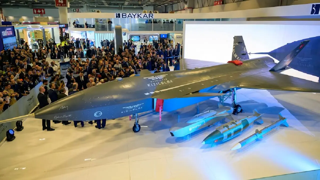 Visitantes observan el Bayraktar Kizilelma UCAV durante la jornada inaugural de la SAHA EXPO 2024, una exposición internacional de defensa y aeroespacial, en Estambul el 22 de octubre de 2024 – PHOTO/AFP/Yasin AKGUL