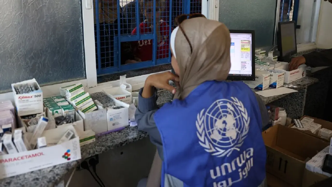 Palestinos hacen cola para recibir medicamentos en el Centro de Salud Japonés de la UNRWA en Khan Yunis, en el sur de la Franja de Gaza, el 29 de octubre de 2024, en medio de la guerra en curso entre Israel y el grupo militante palestino Hamás – PHOTO/BASHAR TALEB/AFP