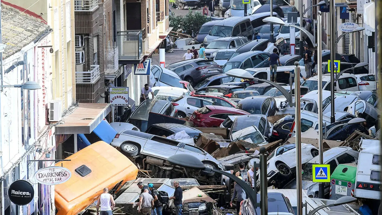 <p>Coches apilados tras las inundaciones mortales en Sedavi, al sur de Valencia, este de España, el 30 de octubre de 2024 - AFP/ JOSE JORDAN</p>

