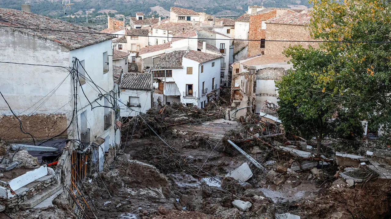 <p>Calle devastada por las inundaciones en Letur, al suroeste de Valencia - AFP/ OSCAR DEL POZO</p>
