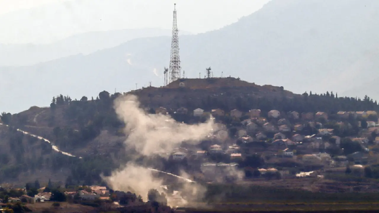 Esta imagen tomada desde la zona de Marjayoun, en el sur del Líbano, muestra humo procedente de un ataque con cohetes desde el Líbano en la ciudad israelí de Metula (al fondo), el 31 de octubre de 2024, en medio de la guerra entre Israel y Hezbolá – PHOTO/AFP