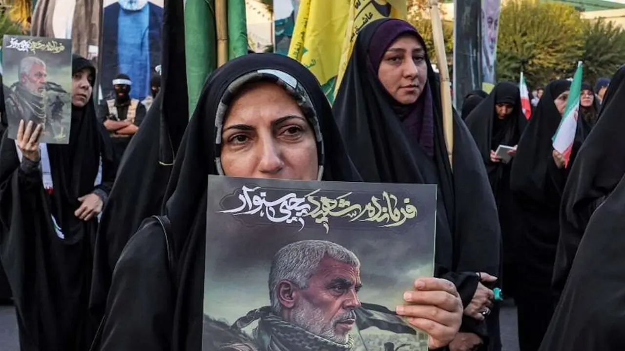 Una mujer sostiene un cartel con un dibujo de Yahya Sinwar, líder palestino de Hamás asesinado por Israel en el sur de Gaza, mientras otros detrás de ella sostienen fotos del líder supremo de Irán, el ayatolá Alí Jamenei, y del asesinado líder libanés de Hezbolá, Hassan Nasrallah, durante una manifestación en Teherán el 24 de octubre de 2024 – PHOTO/AFP