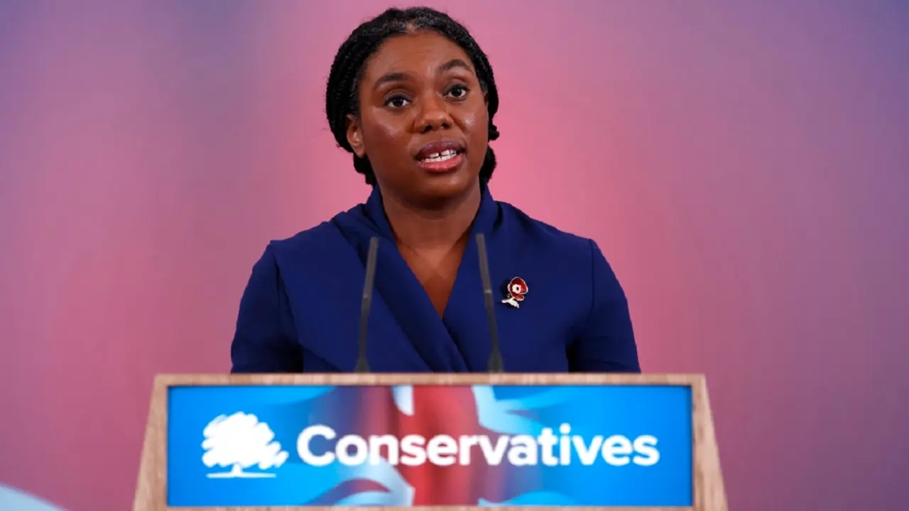 La nueva líder del principal partido conservador de la oposición británica, Kemi Badenoch, habla tras ser anunciada como su nueva líder, en Londres el 2 de noviembre de 2024. El Partido Conservador del Reino Unido anunció el sábado que Badenoch es su nueva líder, que ahora se enfrenta a la desalentadora tarea de reunificar un partido dividido y debilitado cuyo gobierno de 14 años terminó con la aplastante derrota electoral de julio – PHOTO/BENJAMIN CREMEL/AFP