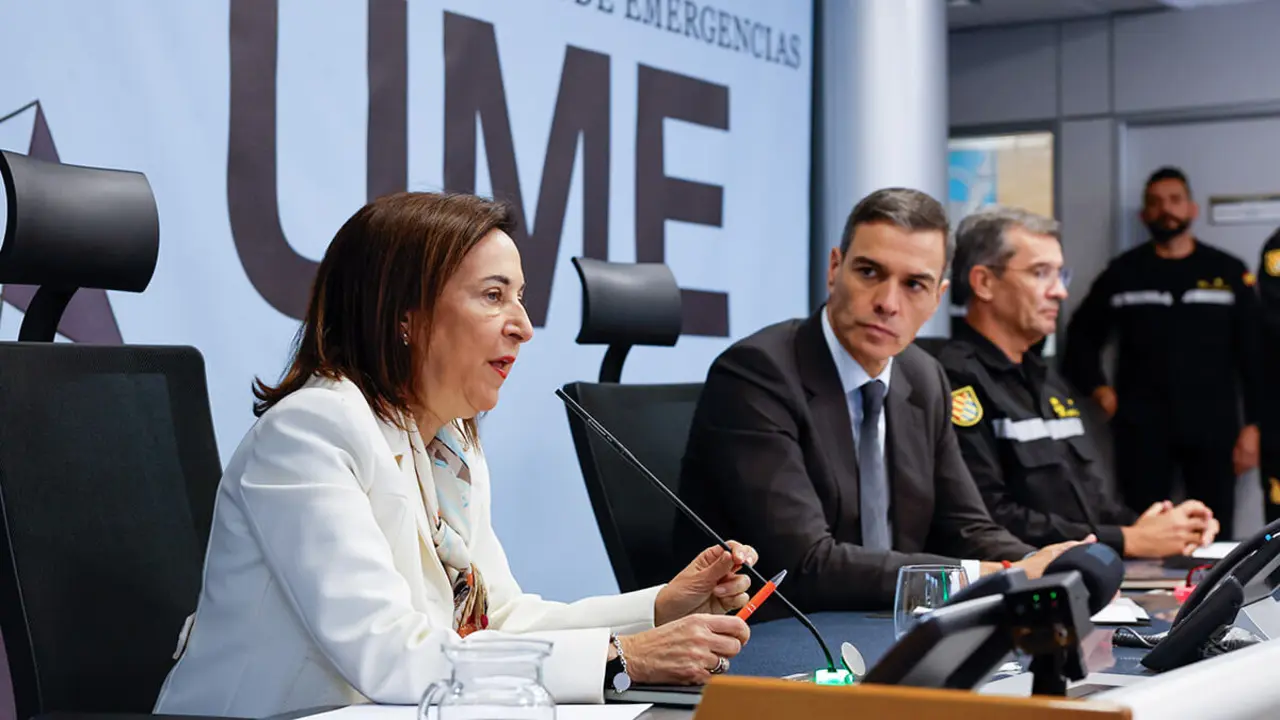 La ministra de Defensa, Margarita Robles, con el presidente Sánchez y el jefe de la UME, teniente general Javier Marcos, en el centro de control y dirección desde donde se siguen segundo a segundo los trabajos en Valencia - PHOTO/MDE