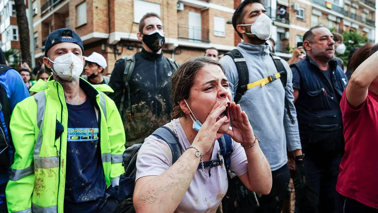 <p>Los habitantes de Paiporta gritan enfadados durante la visita del rey Felipe VI de España a esta localidad, en la región de Valencia, este de España, el 3 de noviembre de 2024 - AFP/MANAURE QUINTERO&nbsp;</p>
