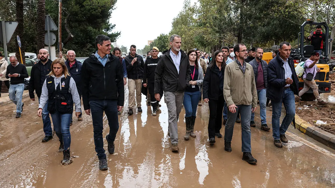 <p>Don Felipe y Doña Letizia, acompañados por el presidente del Gobierno, Pedro Sánchez, y el presidente de la Generalitat Valenciana, Carlos Mazón, han visitado la localidad de Paiporta afectada por la DANA - REUTERS/JOSÉ JIMÉNEZ&nbsp;</p>

