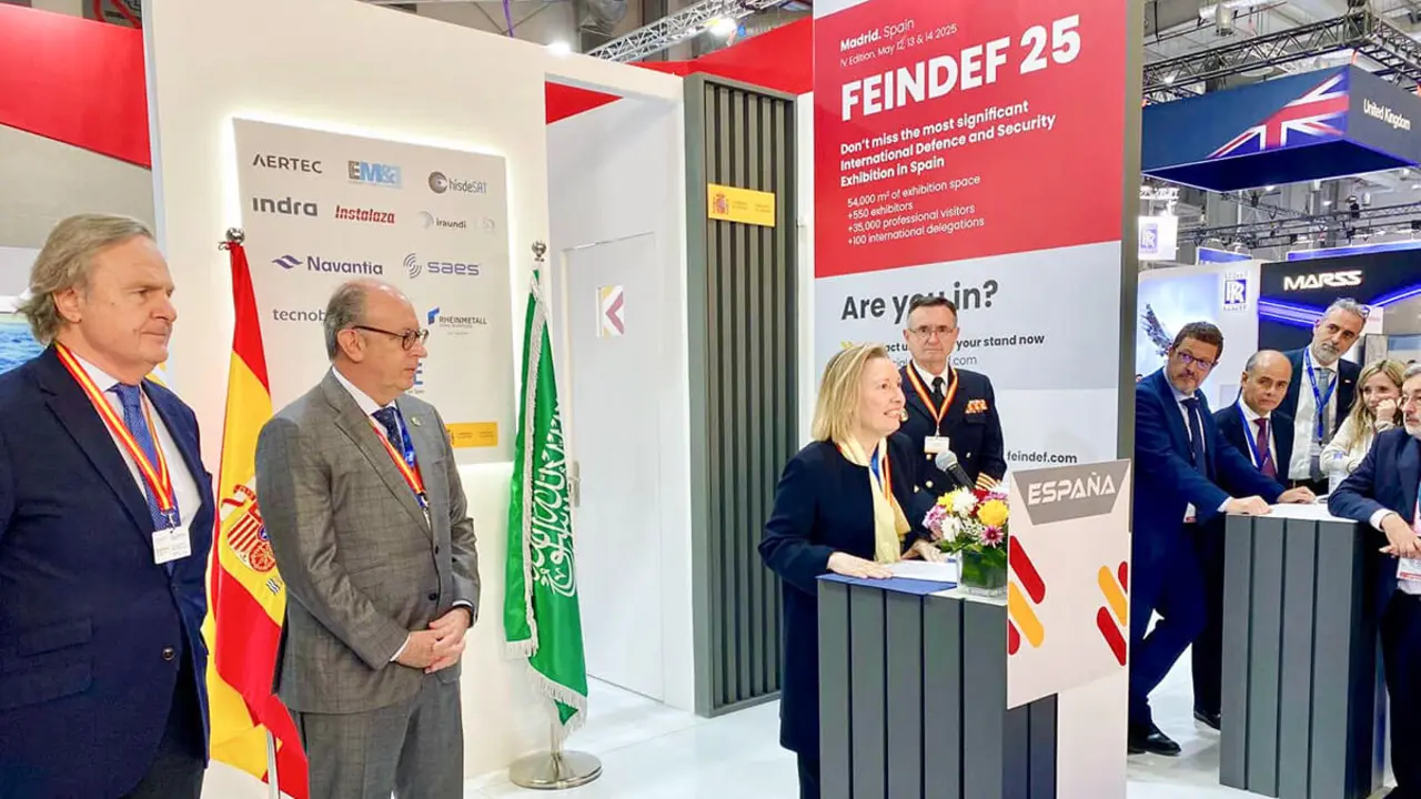 Los directivos de la Fundación FEINDEF han asistido a diferentes salones de defensa para promocionar la edición de 2025 de la feria española. En imagen, la secretaria de Estado en el salón de Riad, en febrero del presente año - PHOTO/MDE