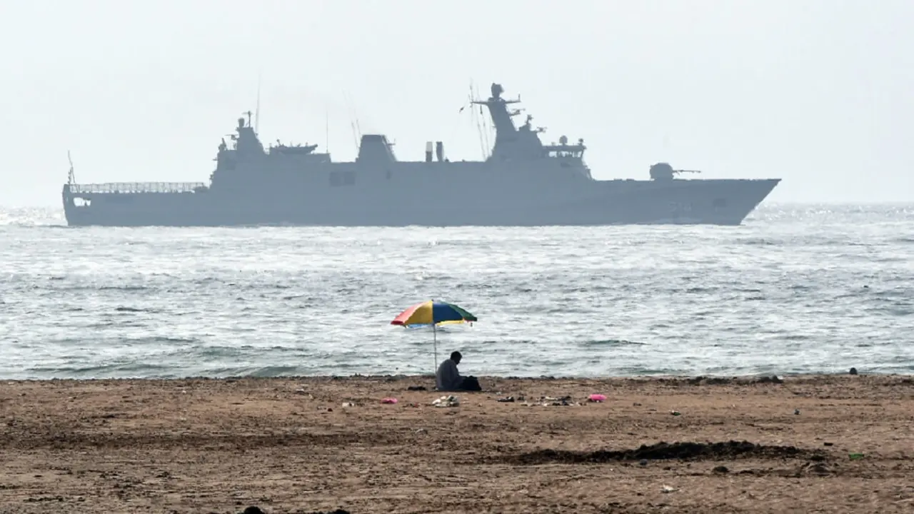 <p>Un barco de la Marina marroquí patrulla cerca de la playa de Cap Spartel, en Tánger, el 3 de agosto de 2015. El rey saudí Salman ha llegado a Marruecos procedente del sur de Francia, como siempre había previsto, y no ha tenido ningún problema con las informaciones aparecidas en los medios sobre sus polémicas vacaciones en la Costa Azul, según ha informado una fuente oficial - AFP PHOTO/FADEL SENNA</p>
