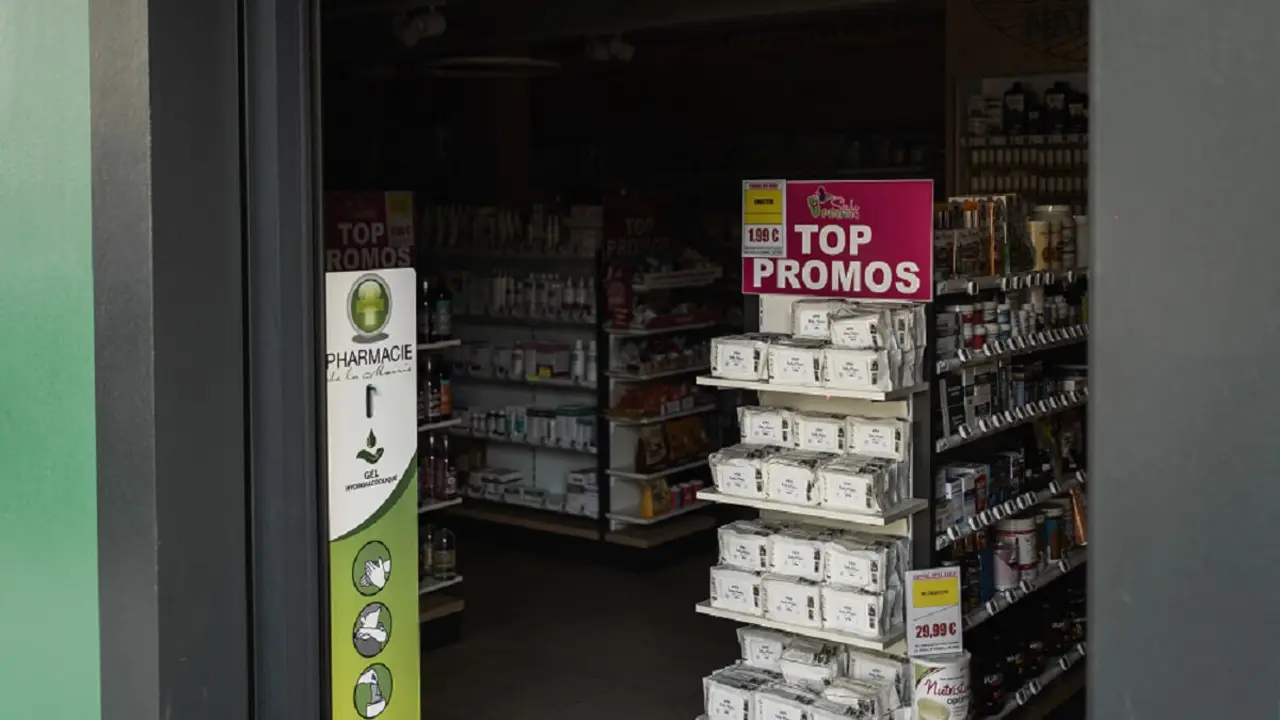 Esta fotografía muestra una farmacia parcialmente reabierta en Le Moule, en la isla caribeña francesa de Guadalupe, el 26 de octubre de 2024, tras un apagón generalizado en la isla. La electricidad continuaba restableciéndose «progresivamente» el 26 de octubre de 2024 por la mañana en Guadalupe, con un «65%» de los hogares abastecidos de nuevo, según EDF, casi 24 horas después de un apagón generalizado en todo el archipiélago. El apagón afecta a Guadalupe desde las 08:30 hora local del 25 de octubre de 2024 , «tras la parada ilegal» de los motores de la central EDF-PEI Jarry, que suministra casi toda la electricidad al territorio de casi 380.000 habitantes - PHOTO/Brian Nocandy/AFP