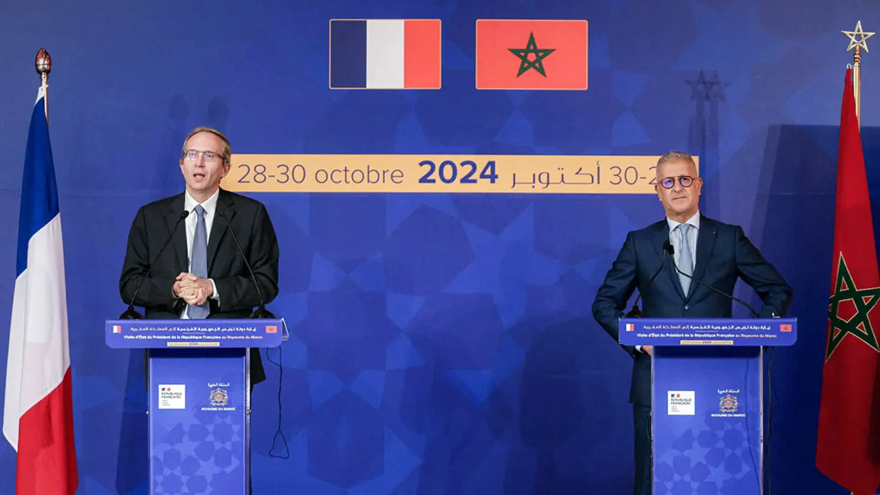 Mohamed Rabie Khlie, director general del operador ferroviario nacional de Marruecos, ONCF (Office National des Chemins de Fer), y Henri Poupart-Lafarge, director general del fabricante francés de material rodante Alstom, dan una conferencia de prensa conjunta en Rabat el 29 de octubre de 2024 durante la visita de Estado del presidente francés a Marruecos - PHOTO/AFP