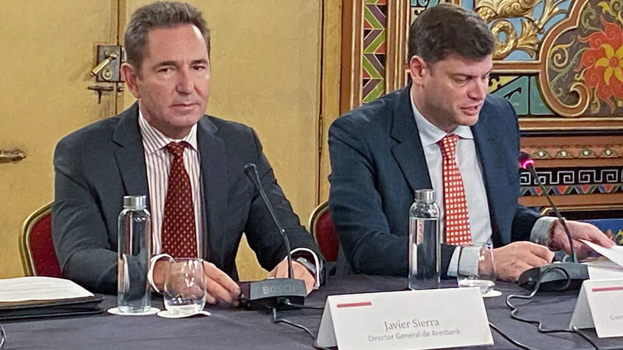 Javier Sierra, director general de Aresbank (izqda.) y Miguel Bufalá, ccordinador internacional de la Cámara de Comercio de Madrid - PHOTO/ATALAYAR