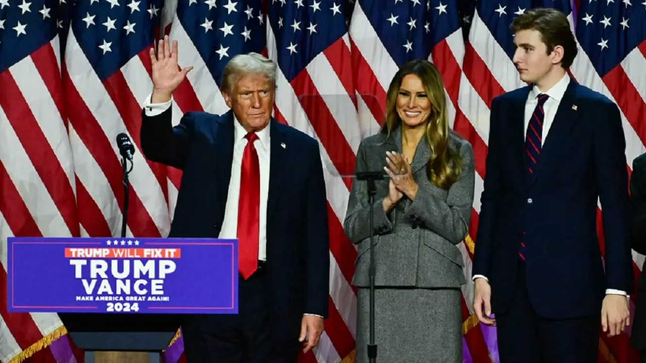 El candidato presidencial republicano Donald Trump, la ex primera dama estadounidense Melania Trump y Barron Trump salen al término de un acto de la noche electoral en el Centro de Convenciones de West Palm Beach, en West Palm Beach, Florida, a primera hora del 6 de noviembre de 2024 – PHOTO/Jim WATSON/AFP