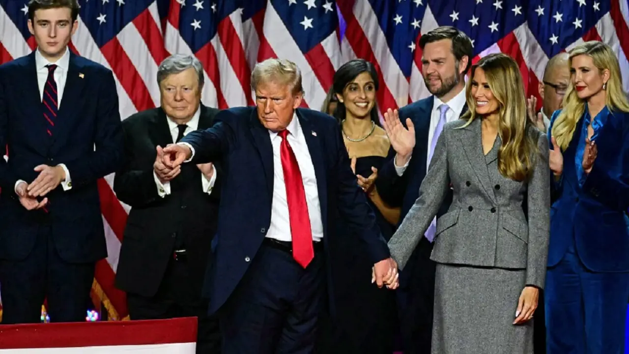 El candidato presidencial republicano Donald Trump, la ex primera dama estadounidense Melania Trump y Barron Trump salen al término de un acto de la noche electoral en el Centro de Convenciones de West Palm Beach, en West Palm Beach, Florida, a primera hora del 6 de noviembre de 2024 – PHOTO/Jim WATSON/AFP
