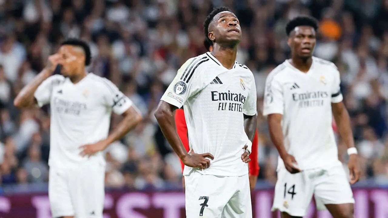 <p>El delantero brasileño del Real Madrid &nbsp;Vinicius Junior después de que el AC Milan anotara su segundo gol durante el partido de fútbol de la jornada 4 de la fase de liga de la UEFA Champions League entre el Real Madrid CF y el AC Milan en el estadio Santiago Bernabéu en Madrid el 5 de noviembre de 2024 - AFP/OSCAR DEL POZO&nbsp;</p>
