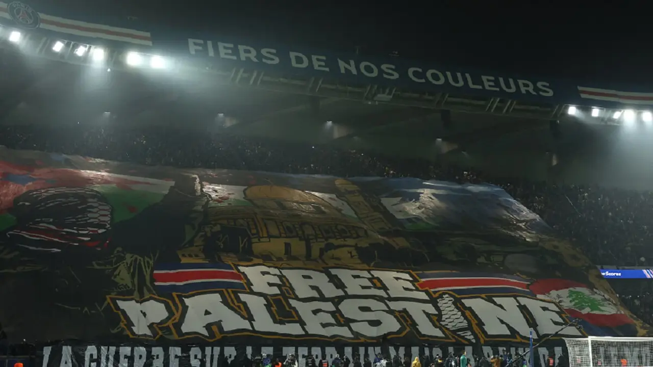 <p>Seguidores del PSG sostienen un tifo en el que se lee "Palestina libre" antes del partido de fútbol entre el París Saint-Germain (PSG) y el Atlético de Madrid de la UEFA Champions League, fase de Liga - Jornada 4, en el estadio Parc des Princes de París el 6 de noviembre de 2024 - PHOTO/Franck FIFE/AFP</p>
