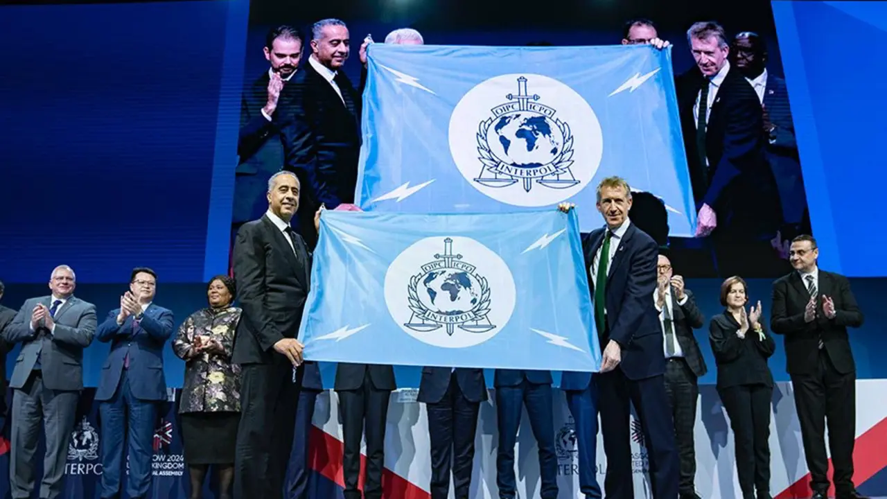 Entrega ceremonial de la bandera de INTERPOL por el Sr. Dan Jarvis, ministro de Seguridad del Reino Unido, al Sr. Abdellatif Hammouchi, jefe de la DGSN y a la delegación marroquí - PHOTO/@DGSN_MAROC