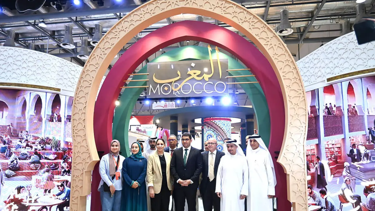 El ministro de Cultura marroquí y el director general de la Autoridad del Libro de Sharjah posan a la entrada del stand de Marruecos - PHOTO/ANTONIA CORTÉS