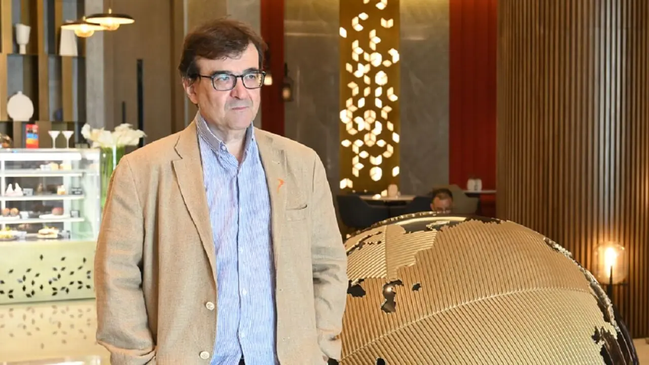 <p>Cercas posa en el hotel Pullman antes de comenzar la entrevista&nbsp;- PHOTO/ANTONIA CORTÉS</p>
