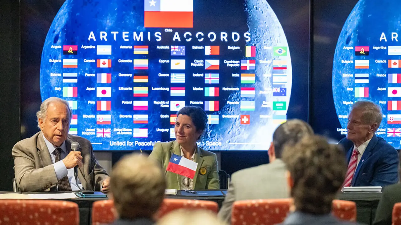La ministra de Ciencia, Tecnología, Conocimiento e Innovación, Aisén Etcheverry, rubricó la adhesión de Chile a los Acuerdos Artemis, junto al embajador Juan Gabriel Valdés y el administrador de la NASA, Bill Nelson -&nbsp;PHOTO/NASA-Keegan Barber&nbsp;