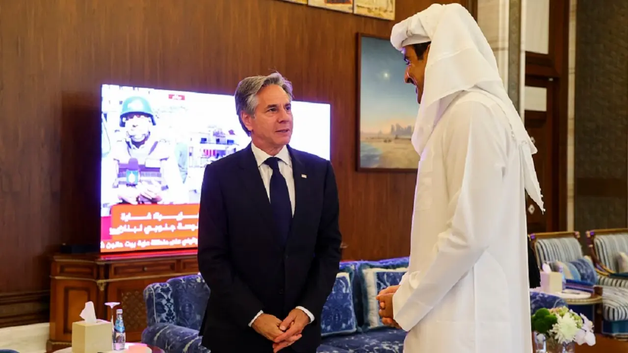 El secretario de Estado estadounidense Antony Blinken (izq.) se reúne con el emir de Qatar, jeque Tamim bin Hamad Al Thani, en el Palacio de Lusail, en Lusail, el 12 de junio de 2024 – PHOTO/Ibraheem AL-OMARI/POOL/AFP